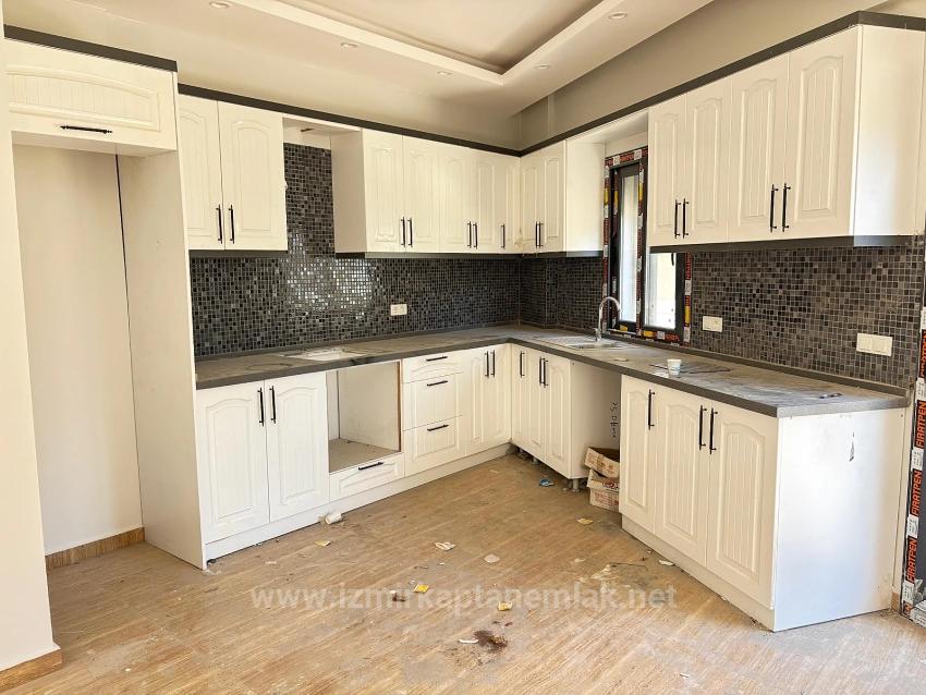 3+1 Villa For Sale In Menderes Özdere, Centrally Located, With Garden And Separate Kitchen