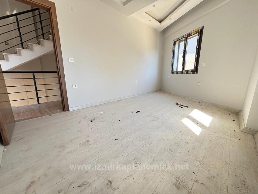 3+1 Villa For Sale In Menderes Özdere, Centrally Located, With Garden And Separate Kitchen