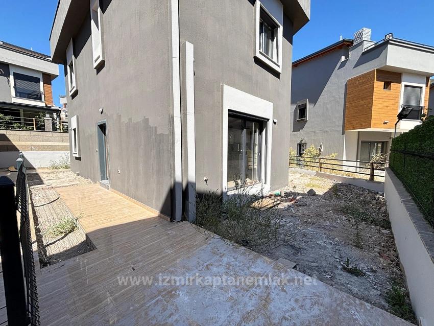 Spacious 3+1 Villa For Sale With Detached Entry In Menderes Özdere