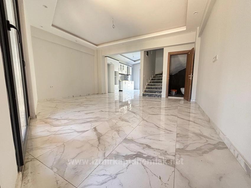 Brand New 4+1 Triplex For Sale In Menderes Özdere, 50 M From The Beach With A Large Garden