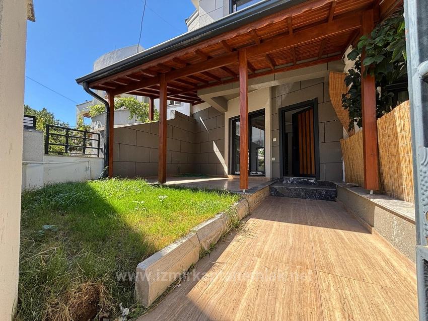 Brand New 4+1 Triplex For Sale In Menderes Özdere, 50 M From The Beach With A Large Garden
