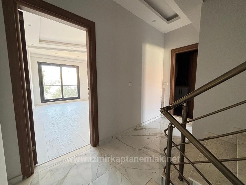 Brand New 4+1 Triplex For Sale In Menderes Özdere, 50 M From The Beach With A Large Garden