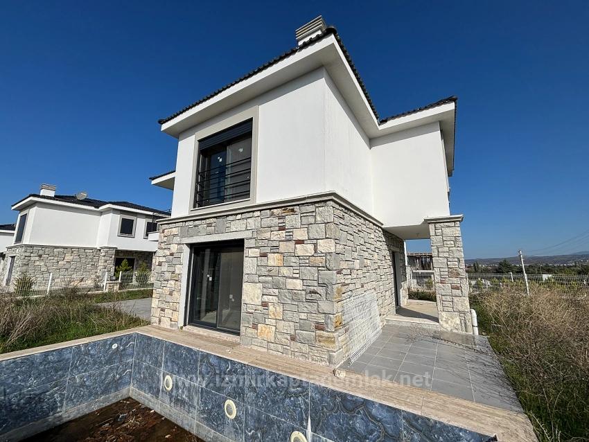 4+1 Detached Duplex Summer Villa With Pool In Seferihisar Akarca