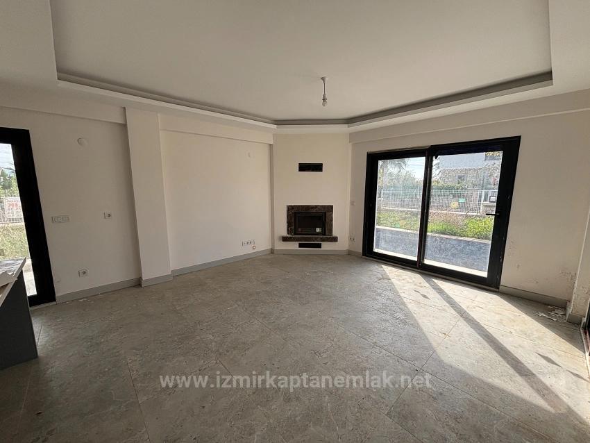 4+1 Detached Duplex Summer Villa With Pool In Seferihisar Akarca