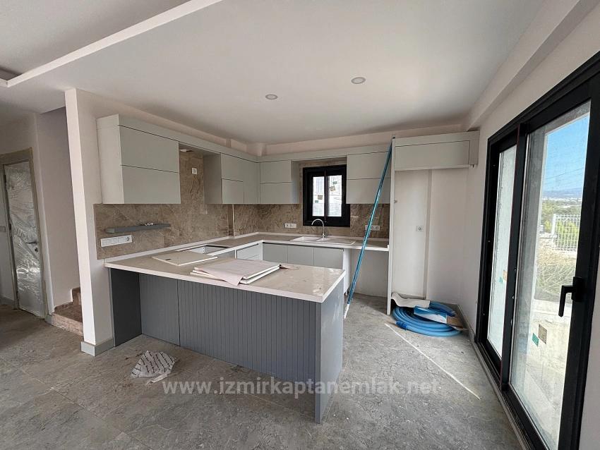 4+1 Detached Duplex Summer Villa With Pool In Seferihisar Akarca