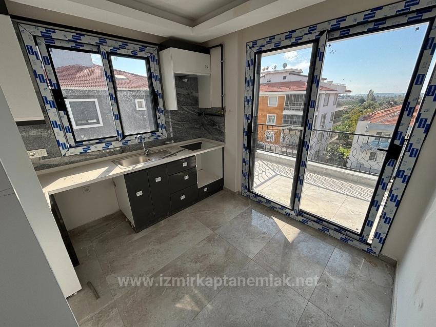 2+1 Closed Kitchen Penthouse Apartment In Seferihisar Camikebir
