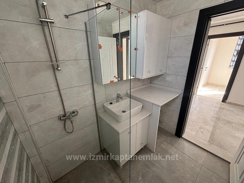 2+1 Closed Kitchen Penthouse Apartment In Seferihisar Camikebir