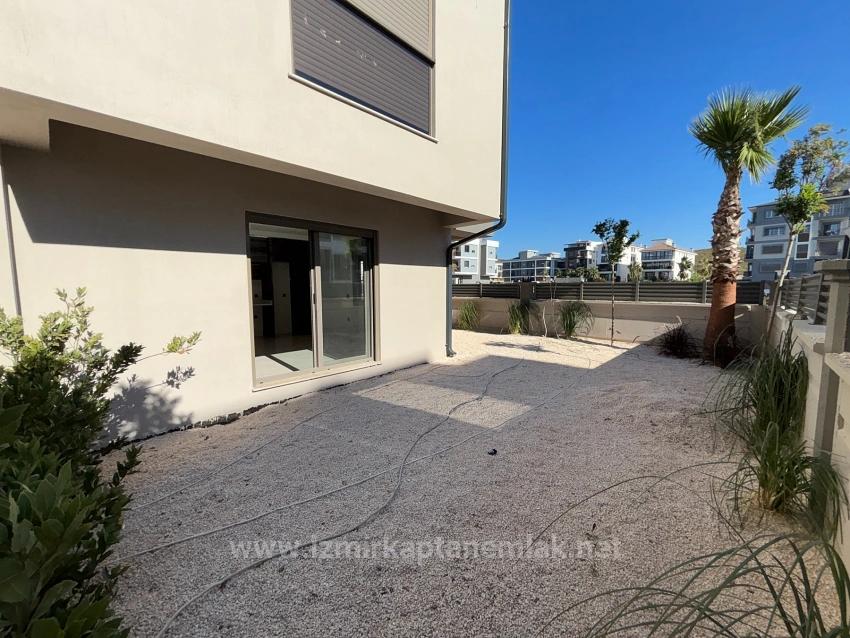 2+1 Ground Floor Flat With Large Garden In Seferihisar Çolakibrahim, Izmir