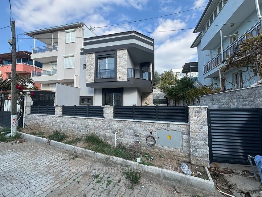 2+1 Villa For Sale 600 Meters From The Sea In Ürkmez, Seferihisar, Izmir