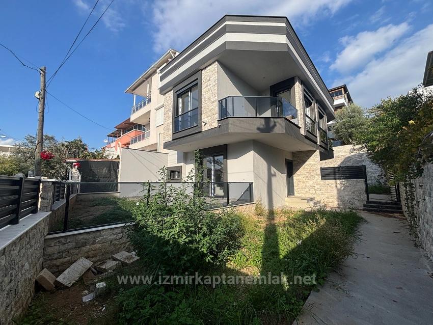 2+1 Villa For Sale 600 Meters From The Sea In Ürkmez, Seferihisar, Izmir