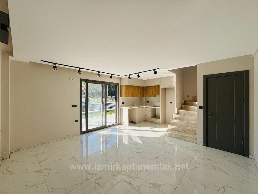 3+1 Triplex Villa With Separate Title Deed, Right On The Seafront In Atatürk Neighborhood, Seferihisar, İzmir