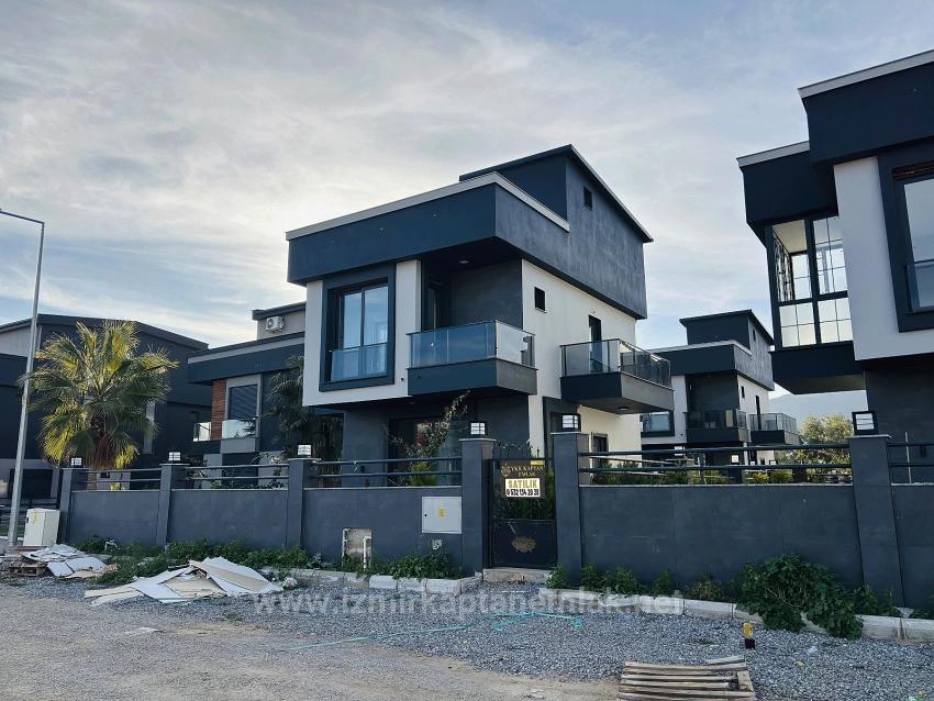 2+1 Villa With Spacious Garden In A Gated Community In Cumhuriyet Neighborhood, Seferihisar, Izmir