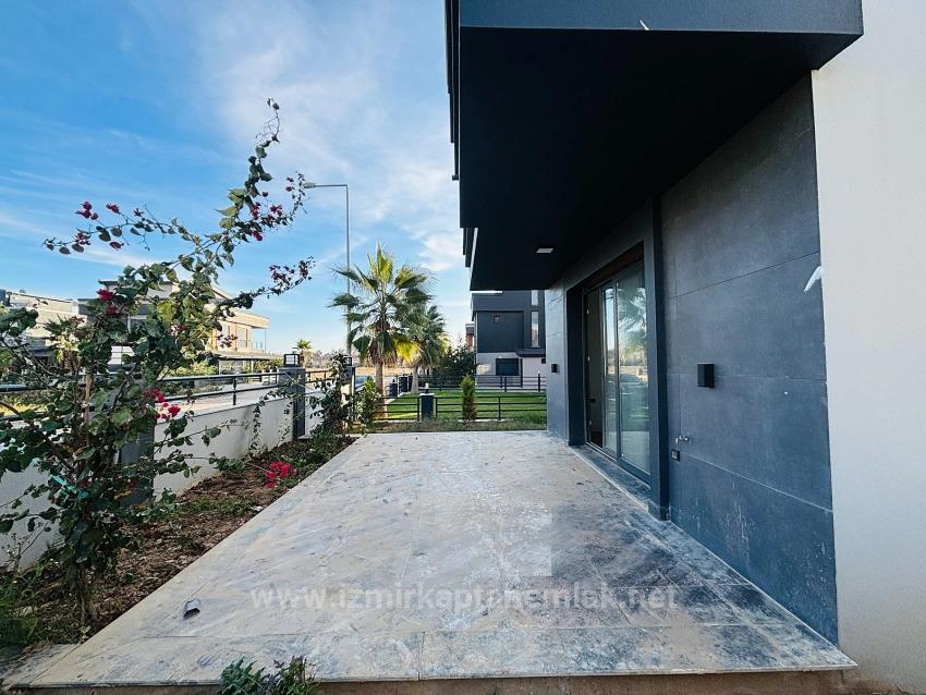 2+1 Villa With Spacious Garden In A Gated Community In Cumhuriyet Neighborhood, Seferihisar, Izmir