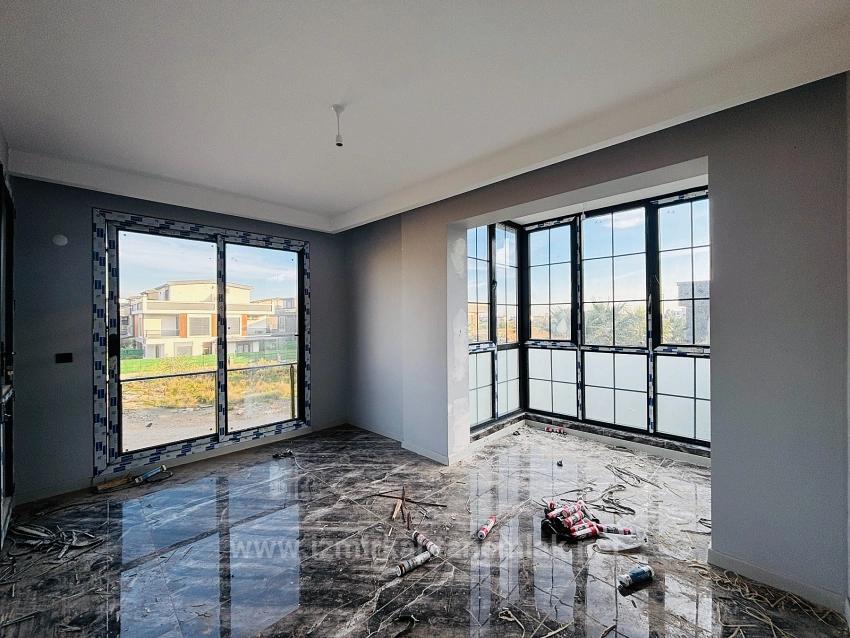 2+1 Villa With Spacious Garden In A Gated Community In Cumhuriyet Neighborhood, Seferihisar, Izmir