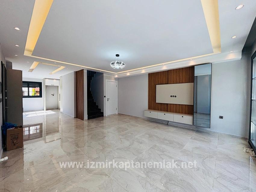 3+1 Bedroom Summerhouse For sale in Mersin Alanı Nbh. Seferihisar Ürkmez - 177 m²