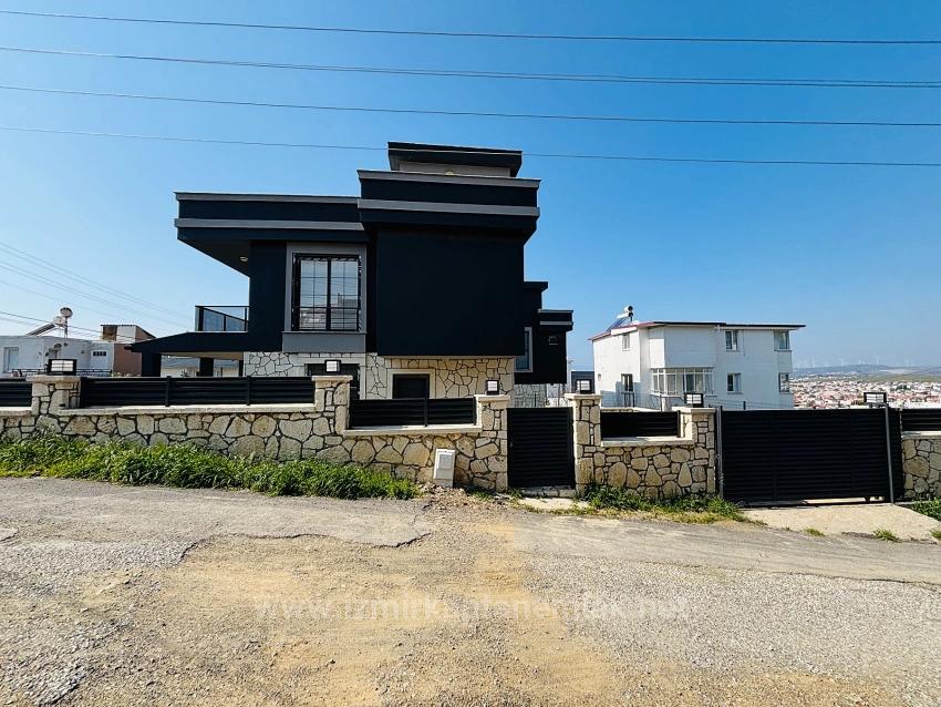 Sea View, Natural Gas Heated, 3+1 Detached Summer House In Akarca Neighborhood, Seferihisar, Izmir.