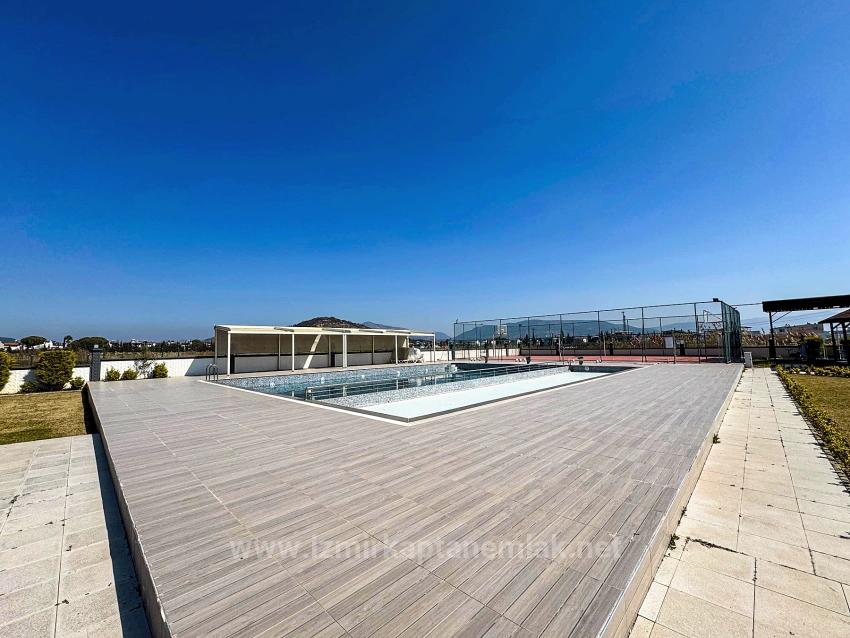 1+1 Apartment For Sale In A Complex With A Swimming Pool In Bengiler, Seferihisar, Izmir.