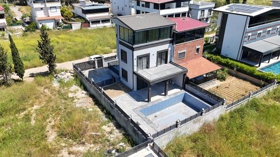 3+1 Detached Villa With Pool For Sale In Cumhuriyet Neighborhood, Seferihisar, Izmir