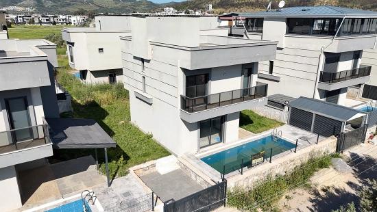 3+1 Detached Villa With Pool For Sale In Cumhuriyet Neighborhood, Seferihisar, Izmir