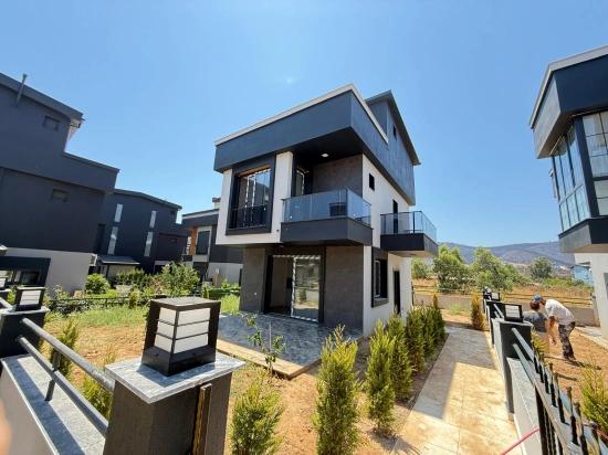 2+1 Villa With Independent Garden For Sale In Seferihisar Doğanbey