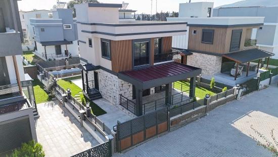 300m2 Gross Large 3+1 Villa With Independent Pool For Sale In Doğanbey