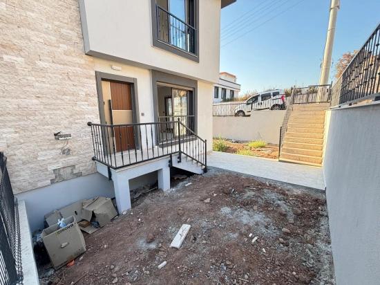 2+1 Villa With Detached Entrance And Garden For Sale In Seferihisar Payamlı