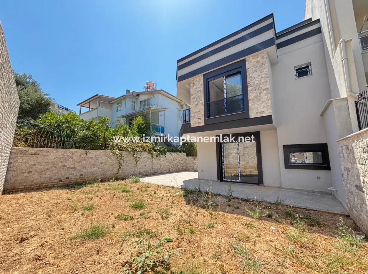 2 1 Villa For Sale With Large Garden 500M Zero To The Beach In Ürkmez