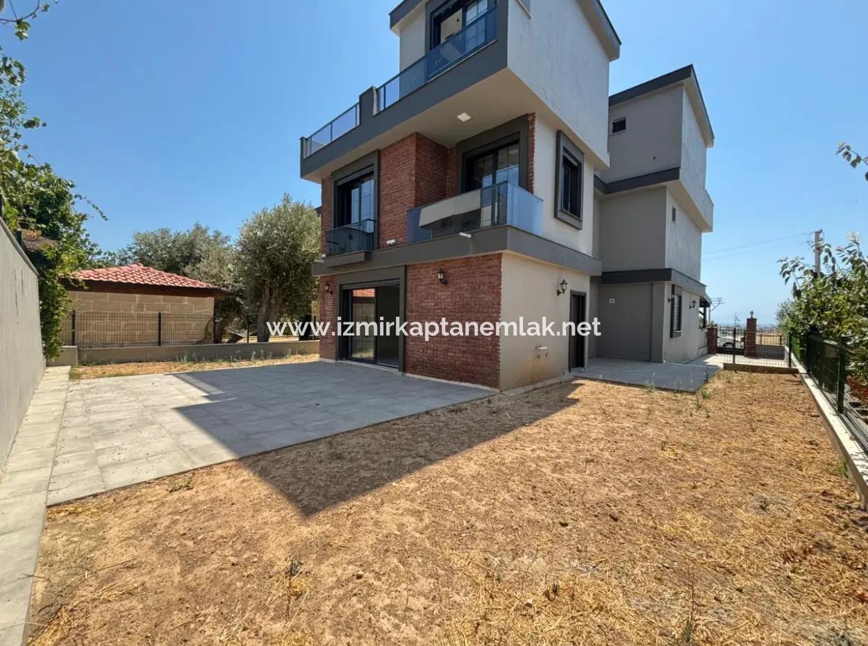 3 1 Villa For Sale With Large Garden In Ürkmez