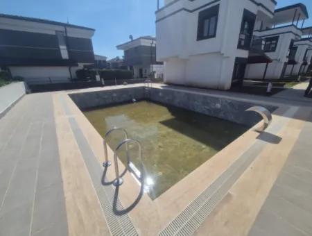 İzmir Seferihisar Cumhuriyet Mah. 3 1 Cottage For Sale In A Complex With Pool