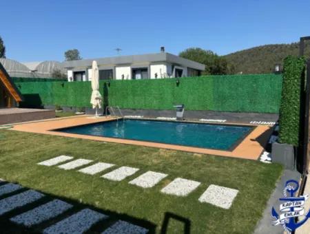 Triangular Bungolov House With Pool In 300 M2 Plot In Izmir Menderes Yeniköy
