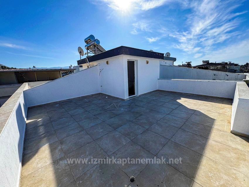 Продается Вилла С 2 Спальнями И 1 Ванной Комнатой В Центре Района Паямлы В Сеферихисаре, Измир, В Нескольких Минутах Ходьбы От Моря.