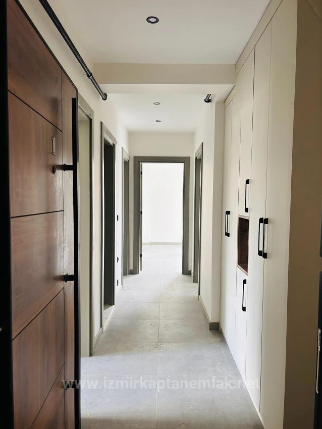 Расположен В Закрытом Жилом Комплексе С Бассейном И Камерами Видеонаблюдения В Районе Чолакибрахим Бей, Сеферихисар, Измир.