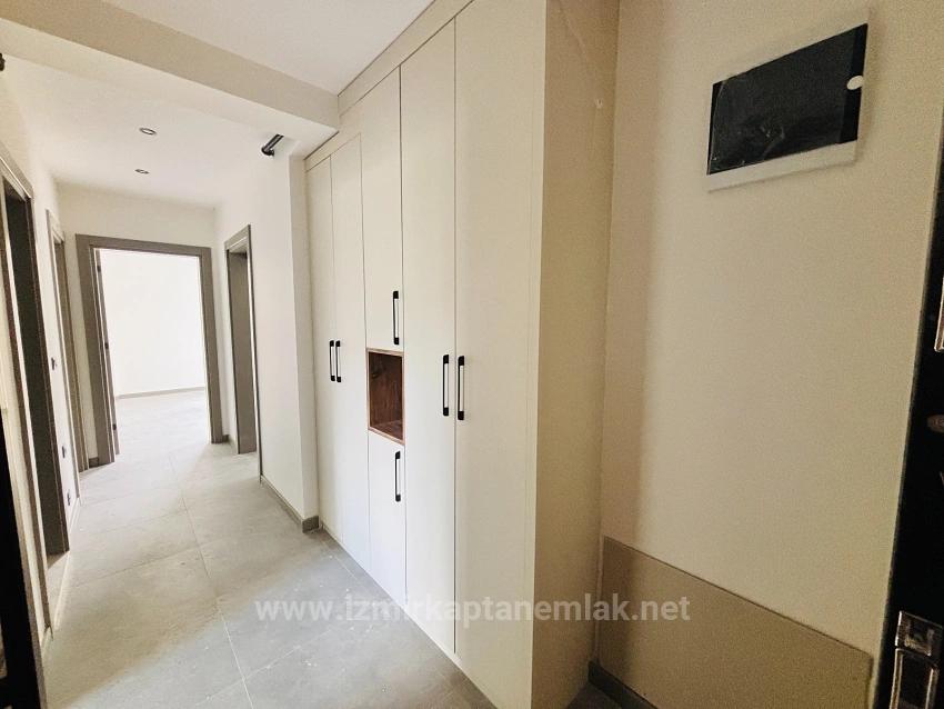 Расположен В Закрытом Жилом Комплексе С Бассейном И Камерами Видеонаблюдения В Районе Чолакибрахим Бей, Сеферихисар, Измир.