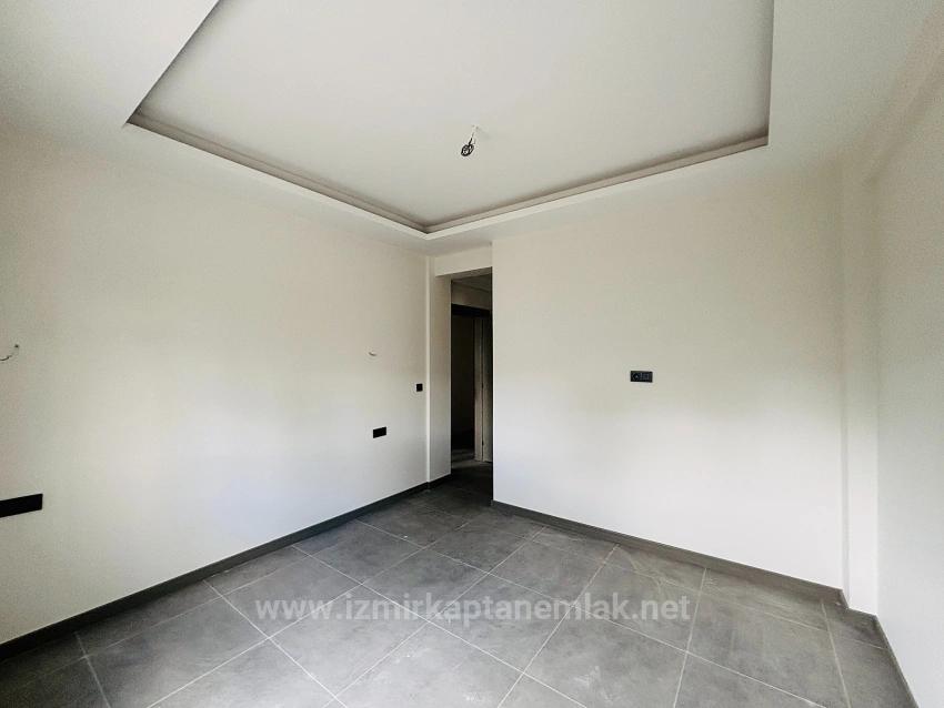 Расположен В Закрытом Жилом Комплексе С Бассейном И Камерами Видеонаблюдения В Районе Чолакибрахим Бей, Сеферихисар, Измир.