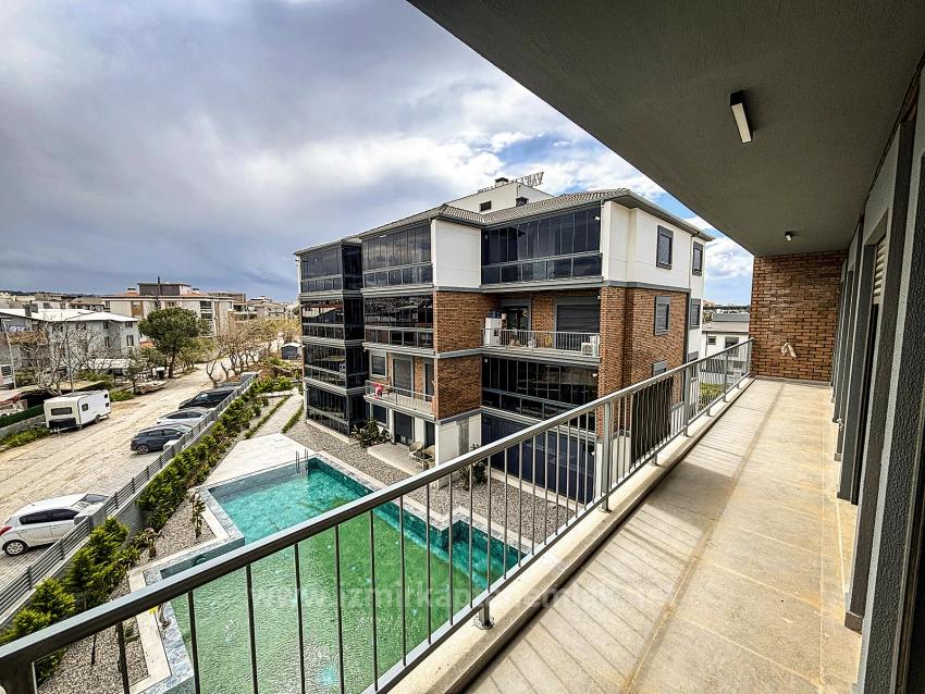 Расположен В Закрытом Жилом Комплексе С Бассейном И Камерами Видеонаблюдения В Районе Чолакибрахим Бей, Сеферихисар, Измир.