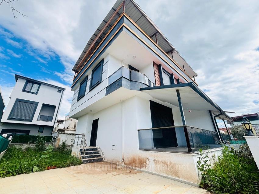 Расположенная В Центре Вилла 3+1 С Садом В Районе Паямлы, Сеферихисар, Измир.