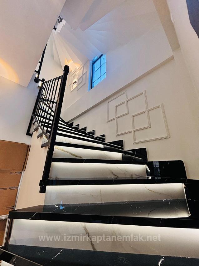 Отдельно Стоящий Дом С 3 Спальнями, 1 Ванной Комнатой, Системой «Умный Дом» И Бассейном, В 100 Метрах От Моря, В Районе Гюмюльдюр, Мендерес, Измир.