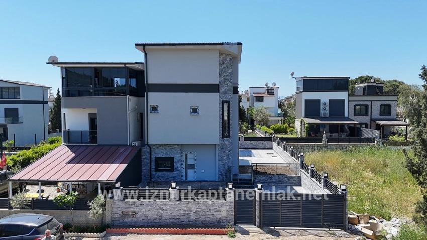 Для продажи Летний 3+1 в Cumhuriyet Seferihisar Doğanbey - 150 m²