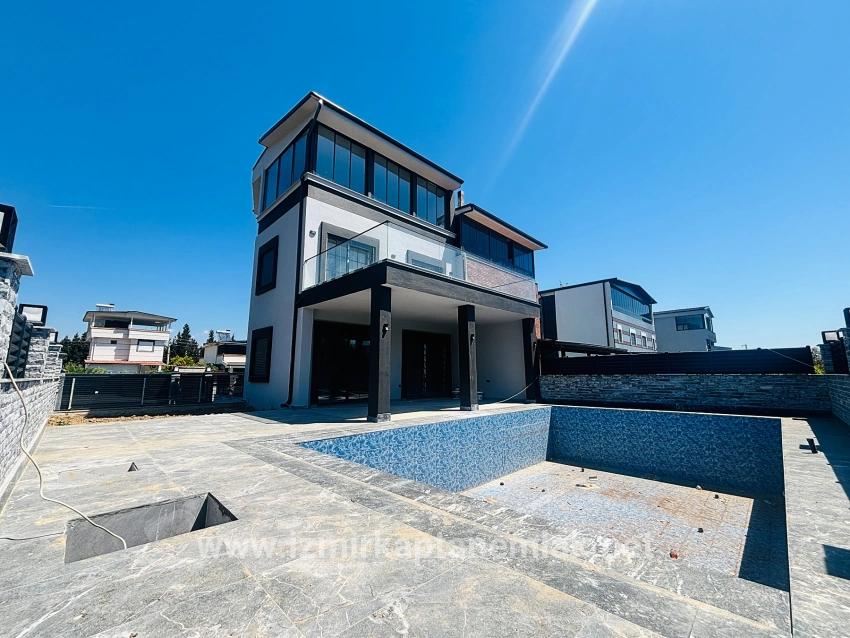 Для продажи Летний 3+1 в Cumhuriyet Seferihisar Doğanbey - 150 m²
