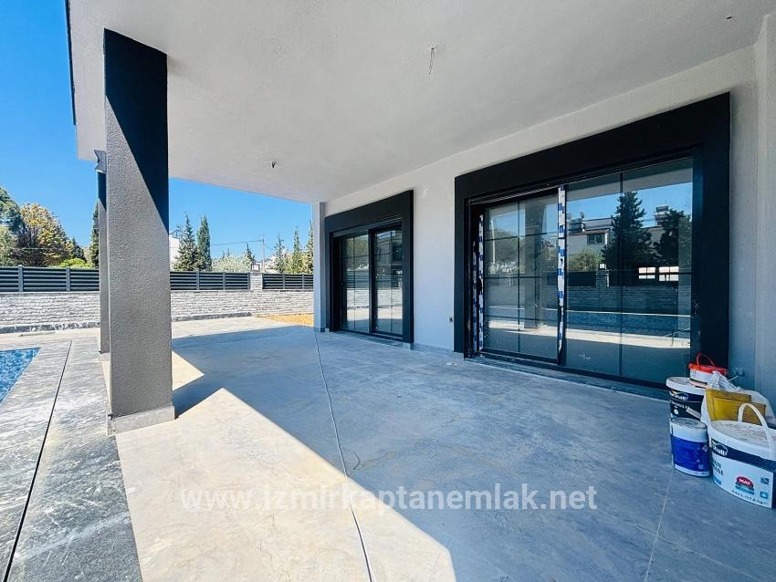 Для продажи Летний 3+1 в Cumhuriyet Seferihisar Doğanbey - 150 m²