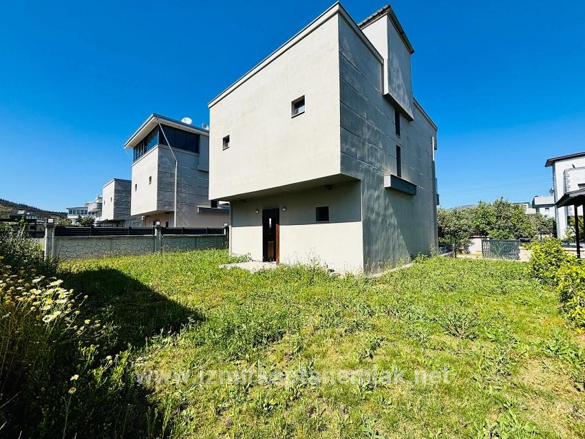 Для продажи Летний 3+1 в Cumhuriyet Seferihisar Doğanbey - 150 m²