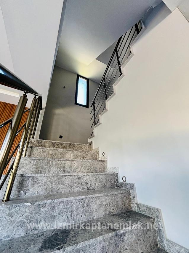 Для продажи Летний 3+1 в Cumhuriyet Seferihisar Doğanbey - 150 m²