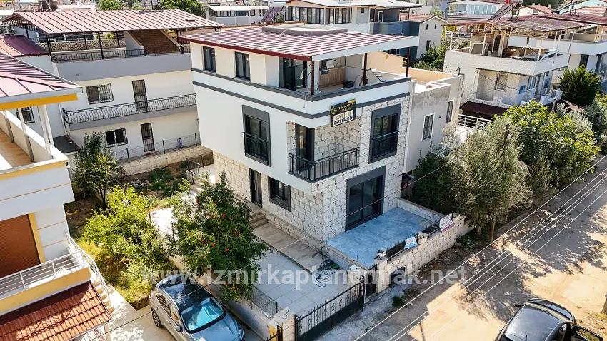 Для продажи Летний 5+1 в Cumhuriyet Seferihisar Doğanbey - 145 m²