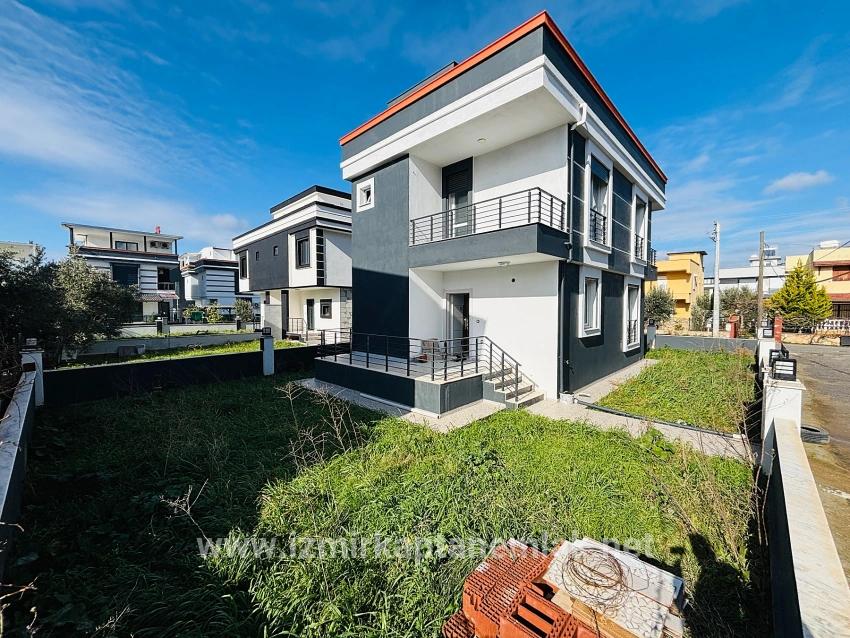 Для продажи Летний 3+1 в Cumhuriyet Seferihisar Doğanbey - 165 m²