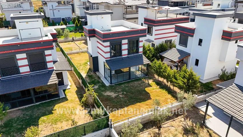 Для продажи Летний 3+1 в Cumhuriyet Seferihisar Doğanbey - 180 m²