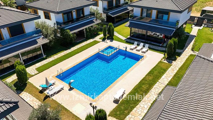Для продажи Летний 3+1 в Cumhuriyet Seferihisar Doğanbey - 290 m²