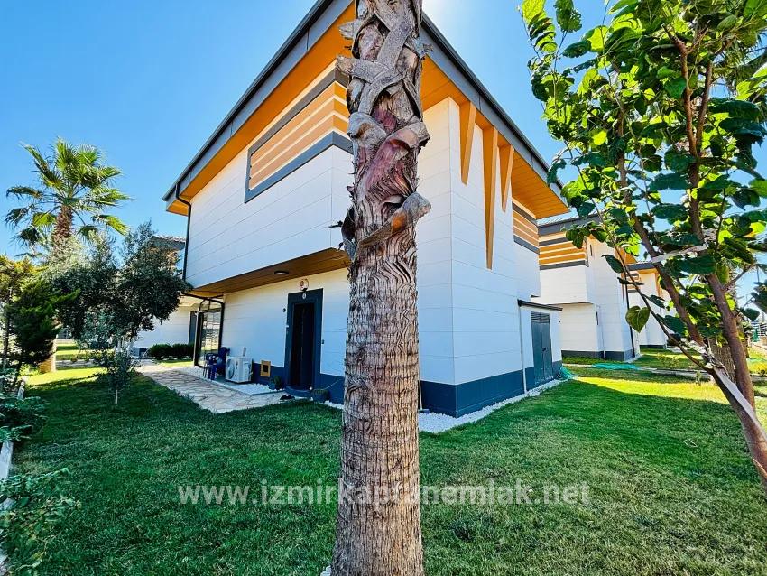 Для продажи Летний 3+1 в Cumhuriyet Seferihisar Doğanbey - 290 m²