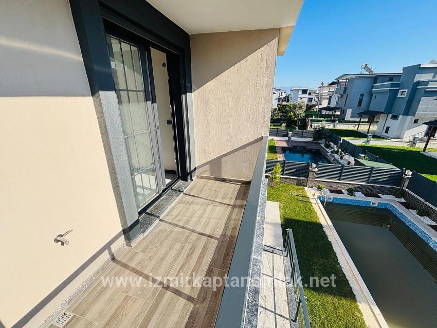 Для продажи Летний 3+1 в Cumhuriyet Seferihisar Doğanbey - 300 m²
