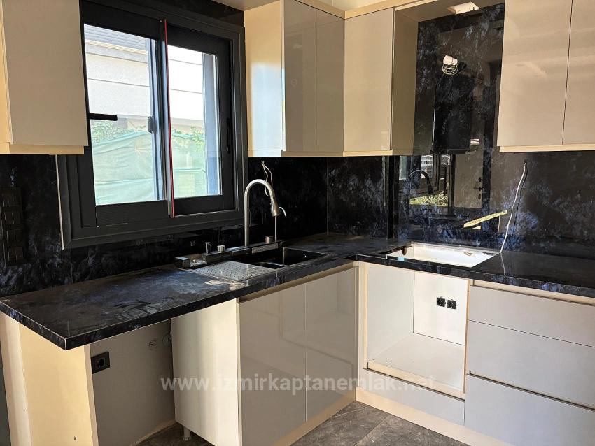 Вилла 2+1 На Продажу В Мендерес-Оздере, В 100 Метрах От Пляжа, С Большим Садом