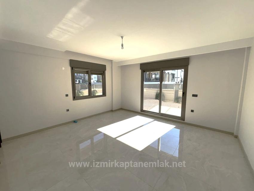 Квартира 2+1 На Первом Этаже С Большим Садом В Сеферихисар Чолакибрагим, Измир